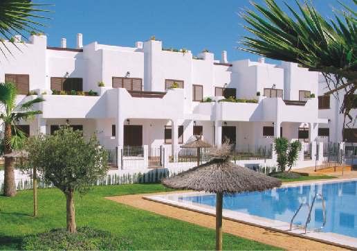 ANLAGE Die Wohnung ist Teil einer Apartmentanlage in San Juan de los Terreros, die im Stil der andalusischen Küstendörfer erbaut wurde.