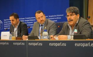 Unsere Abgeordneten im Europäischen Parlament haben sich bereits 2014 für die Unterstützung der YPG/YPJ, des Militärrats der Suryoye und ihrer arabischen Verbündeten eingesetzt, als Kobane und Cizire
