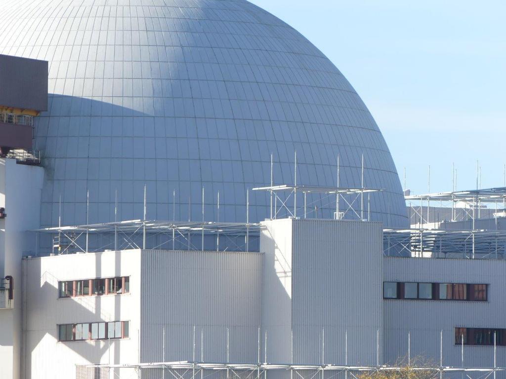 (Neue) Terrorgefahren Terrorabwehr AKW Brokdorf Gerüste auf den Dächern rund um die Reaktorkuppel Gegen