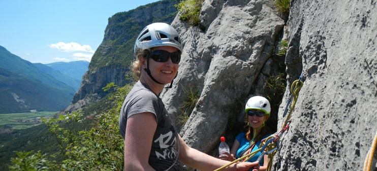 Mehrseillängen-Klettern in Arco "2plus!" Die schönsten Plaisir-Routen am Gardasee Der Name ist Programm: Der norditalienische Ort Arco schlägt einen Bogen von alpinem Ambiente zu mediterranem Flair.