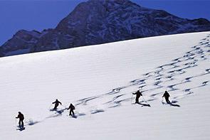 Beitrag zur Gemeinschaftsunternehmung: 3 pro Person. Mittwoch, 21. Dezember 2011 leichte Skitour Fockenstein 1.564 m, A: 3 Std., 900 Hm, Tegernseer Berge.