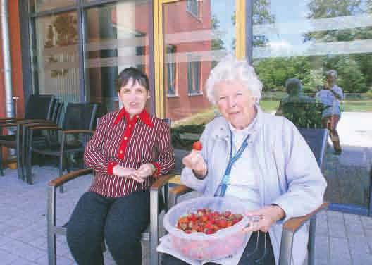 Frau Hogenkamp und Birgit Horacek freuen sich über die eigne Ernte.