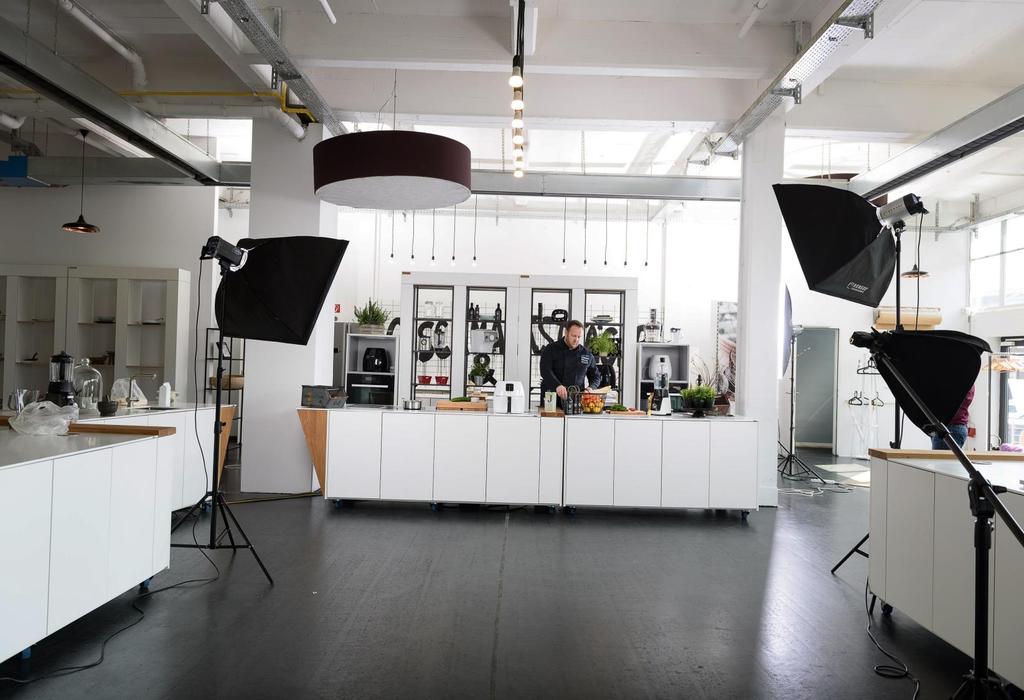 RAUM FÜR FiLMPRODUKTIONEN UND FOTOSHOOTINGS Die Location bietet sich durch die schlichten, weißen Wände ideal als Grundlage für Produktionen im Medienbereich an.