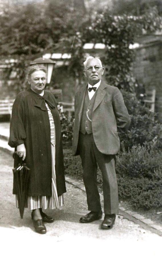 Am 4. März 1925 stirbt die Ehefrau von Georg Schottländer in Eisleben an Krebs und er lebt kurze Zeit allein und seine Haushälterin Gertrud Salomon wird ab 1930 seine Begleiterin.