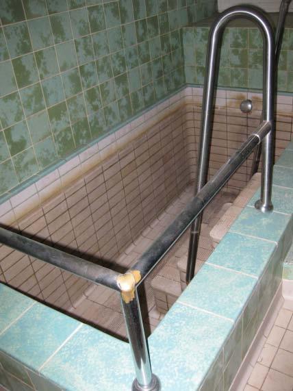 Eingangsbereich des Bades Gang im Bad Tauchbad der Sauna Keine Erweiterung innerhalb der bestehenden Strukturen möglich Erweiterung unterirdisch und rückwärtig Dem bestehenden Betrieb stehen keine