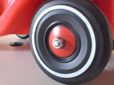 Radsicherung: Bei einem Bobby-Car im Original-Zustand sind die Räder mit so genannten Hutclips gesichert.