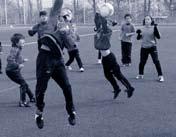 angelegten Das Grundlagentraining der F- und E-Jugendlichen von 8 bis 11 Jahren zur Entwicklung allgemeiner koordinativer Fähigkeiten mit spielerischer, fußballspezifischer Technikschulung findet