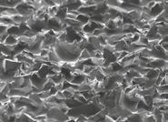Technologie Feinst- Schleifmittel Feinstes Schleifbild dank homogener Korngrössen Für konstante, reproduzierbare technische Oberflächen werden hochstehende Feinst-Schleifmittel mit einer konsistenten