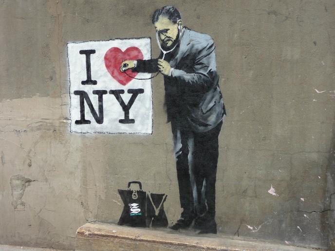 Bansky Kunst: Wer ist Banksy? 02.02.2007 Er schmuggelt seine Bilder in Museen, Brad Pitt will alles von ihm haben, Sotheby's erklärt seine Kunst zur modernen Klassik. Banksy ist ein Genie des Humors.