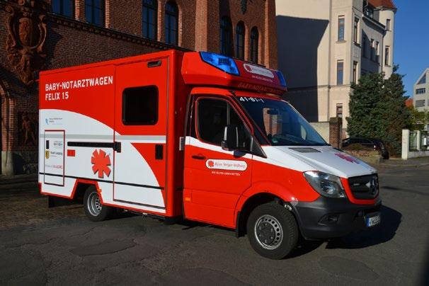 Fahrzeugausstellung Fahrzeuge der Feuerwehr Leipzig, Halle 2 Tagesleuchtgelb versehen und diese sollen den Rettungswagen im Straßenverkehr besser erkennbar machen.