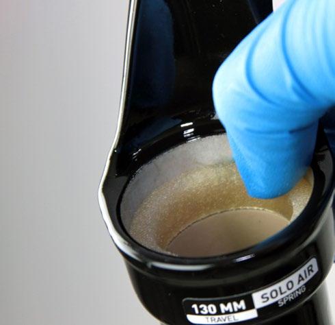 4 Tränken Sie die neuen Schaumstoffringe mit RockShox -Federungsöl.