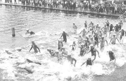 10 Jahre Teamtriathlon 1989 im Strandbad Grünau gab es die Premiere: 123 Männer und Frauen hatten nichts besseres zu tun, als sich Ende Mai in die gut gekühlten, undurchsichtigen Fluten des Langen