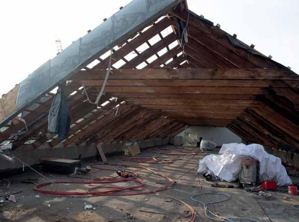 Rückbau der Dächer des Altbestandes Ertüchtigung der Bestandsdecke durch einen Ringanker und Installationen