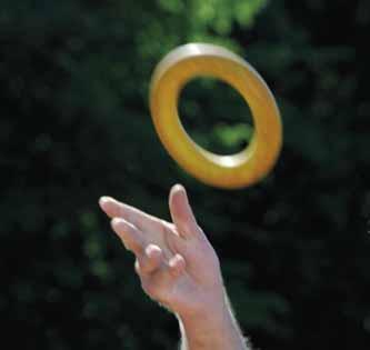 TURNSPIELE RINGTENNIS Fachgebiet RINGTENNIS Ring ten nis ist ein Turn spiel im Deut schen Tur ner-bund, bei dem ein Ring so mit der Hand über ein Netz ge wor fen wird, dass ihn der Geg ner nicht fan