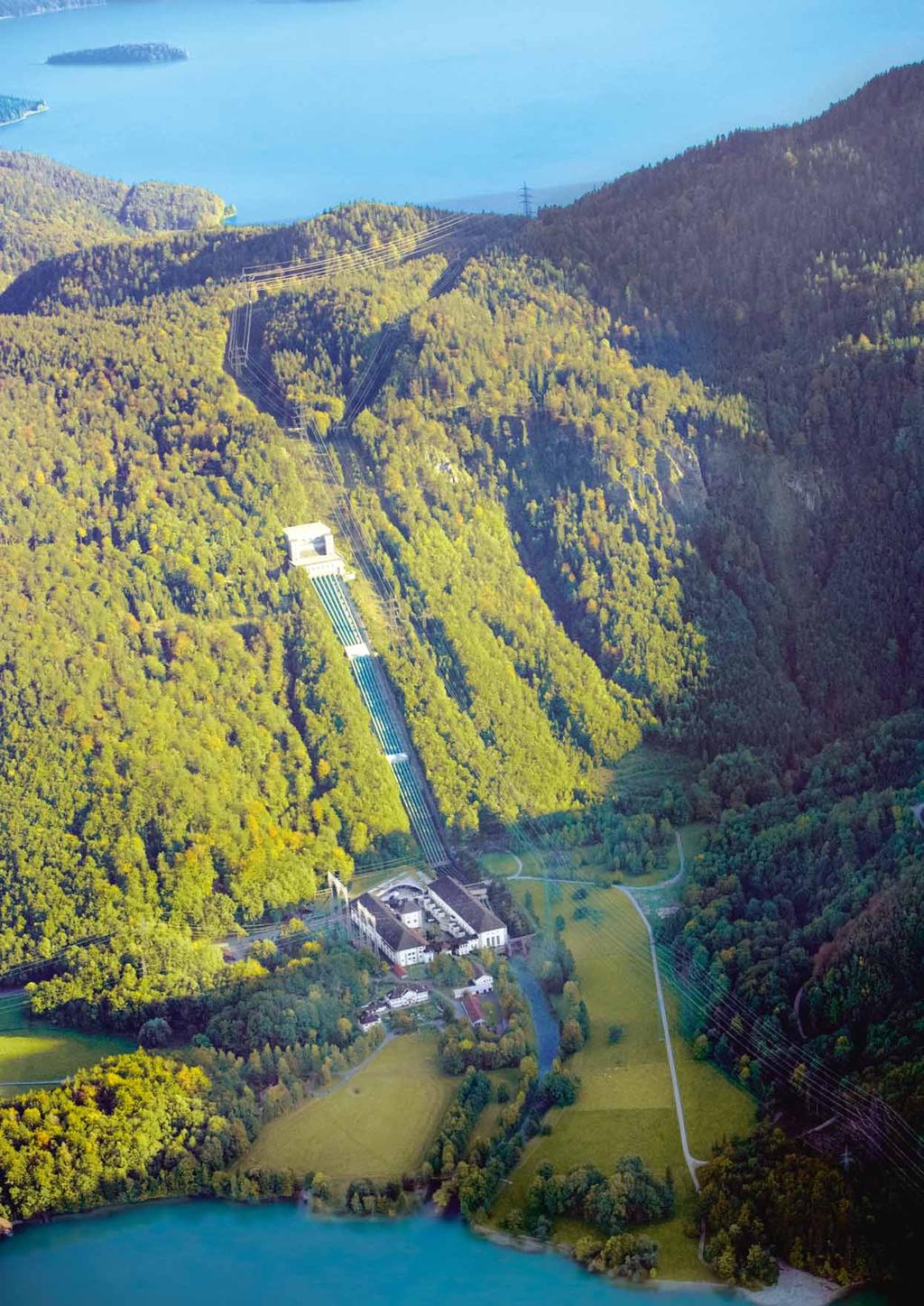 Walchenseekraftwerk (6) mit Wasserschloss (5) oben im Bild der