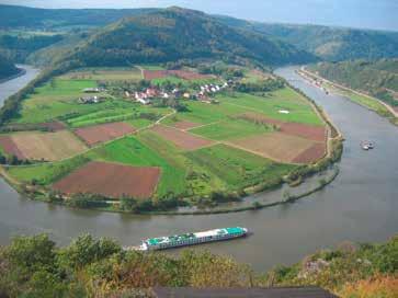 Zwischen Rheinfelden bei Basel und der Nordsee ist er auf 884 km Länge schiffbar und zählt zu den verkehrsreichsten Wasserstraßen der Welt.