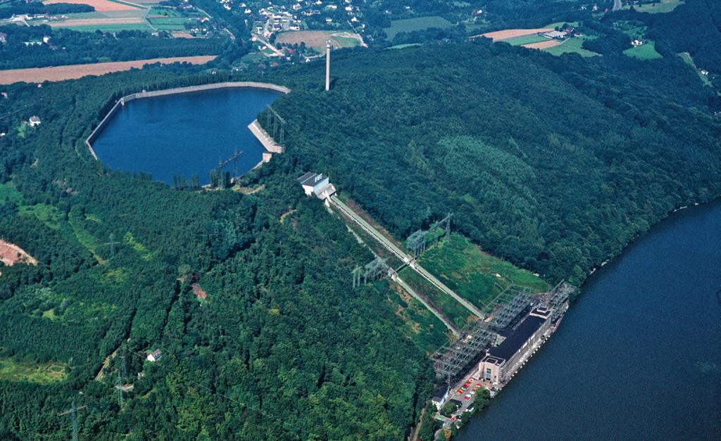 5.2 Laufwasserkraftwerke 5.3 Pumpspeicherkraftwerke Bei Laufwasserkraftwerken wird die kinetische Energie des strömenden Wassers von Flüssen genutzt.