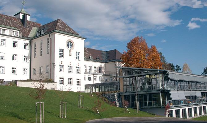 Die Klinik Rehabilitationsklinik für Psychosomatik und Orthopädie Im Allgäu auf 800 m Höhe 145 Betten (75 Orthopädie, 70