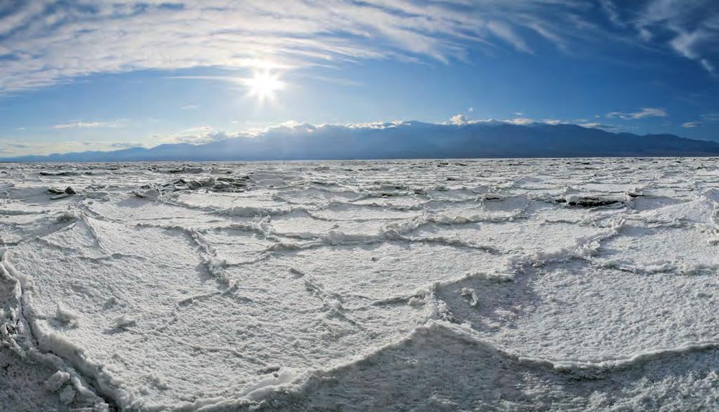 Statt karger Eisfelder wie in der Arktis ist hier ein anderes Extrem in der Vielfalt nordamerikanischer Landschaften zu sehen: die aufgesprungene Salzkruste der Badwater-Senke in Kaliforniens Death