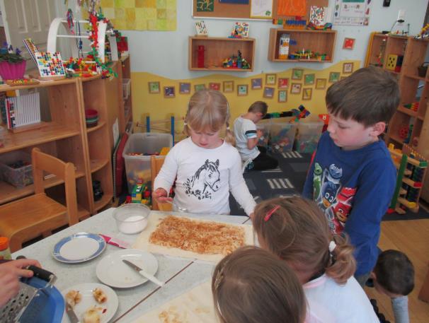laufenden Kindergartenjahr: Die Landjugend Hirschegg hat für uns ein Gartenhaus gebaut, das gemeinsame