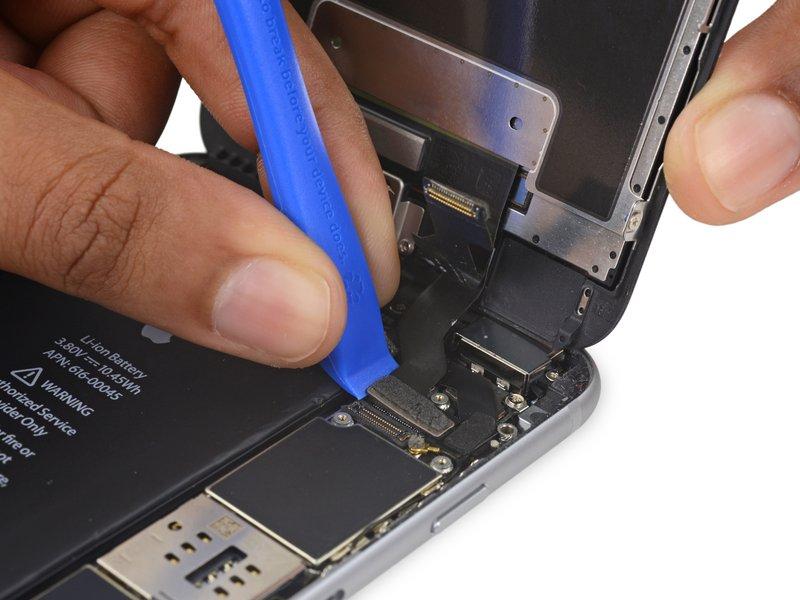 Schritt 21 Löse das Touchscreen Kabel mit einem Öffnungswerkzeug aus Plastik von seinem Stecker auf dem