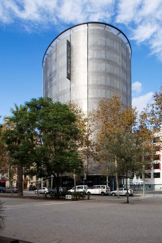 Unkonventioneller Lichtpunkt als Spiegel des Lebensgefühls: Schimmernde Metallmembran für neuen In-Treff in Barcelona Bild 2