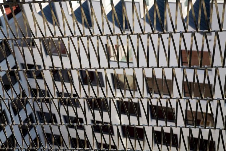 Unkonventioneller Lichtpunkt als Spiegel des Lebensgefühls: Schimmernde Metallmembran für neuen In-Treff in Barcelona Bild 4: Die transparente