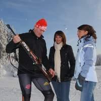 Rasante Fahrten im Eiskanal, Biathlon-Schießen, Motivationstraining.