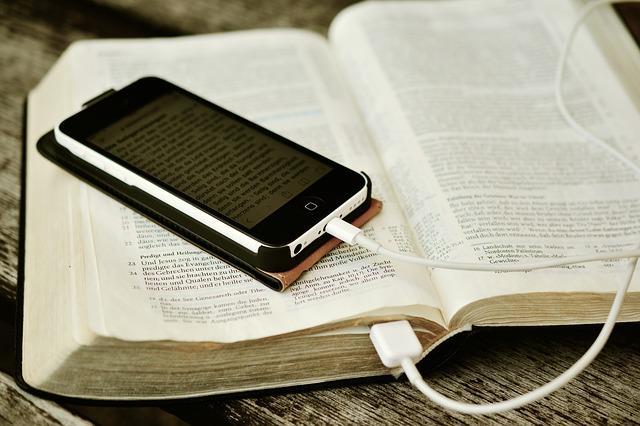 Bibelgespräch 14-tägig mittwochs (im Wechsel mit den n) um 20.00 Uhr treffen wir uns zum Bibelgespräch in der Kirche. Meist besprechen wir fortlaufend Texte aus biblischen Büchern.