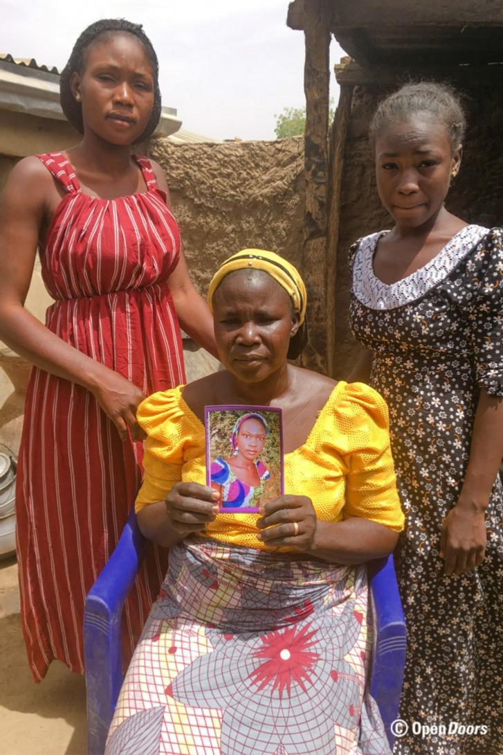 Sie ist noch immer in den Händen der islamistischen Gruppe Boko Haram, zusammen mit weiteren 111 Mädchen. Vor kurzem trafen Mitarbeiter von Open Doors erneut Yana Gana, die Mutter von Rifkatu.