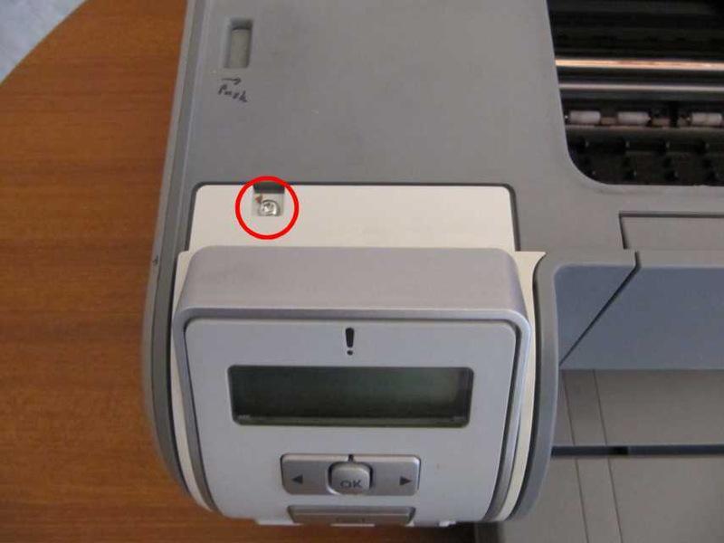 Entfernen Sie die Papierführung von der Rückseite des Druckers.