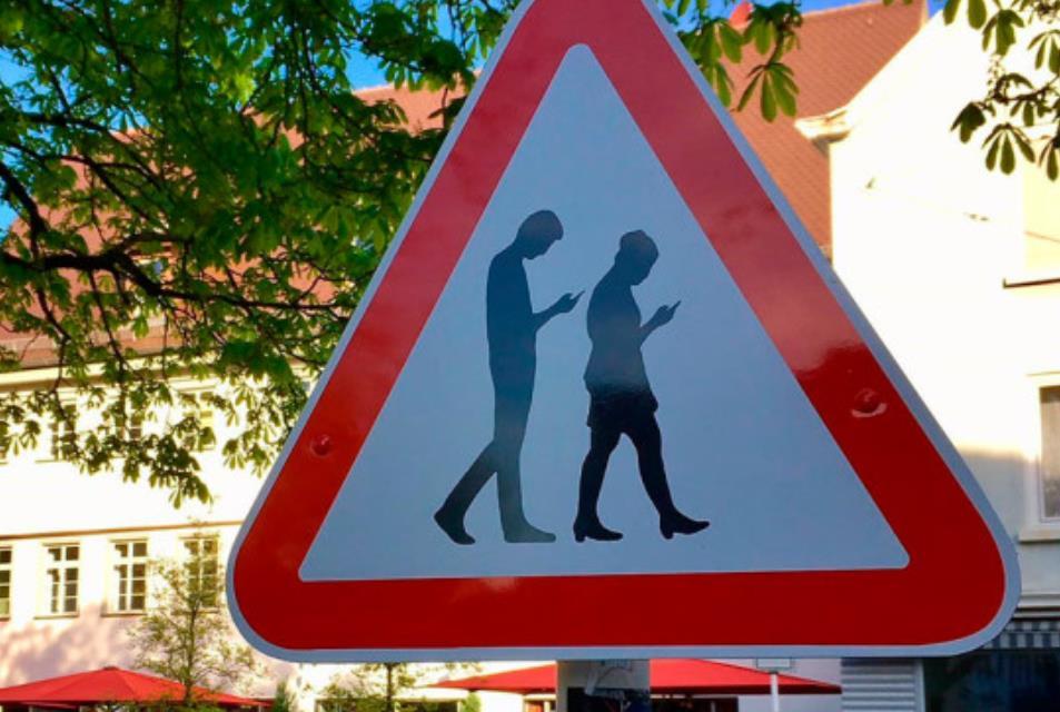 10 Straßenschild warnt vor Smartphone-Zombies!