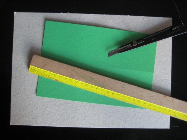 Den Karton auf der breiten Seite in der Mitte (7 cm) über die ganze Länge markieren.
