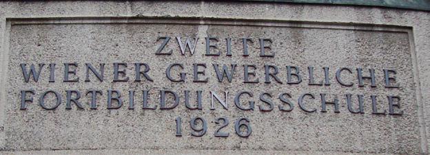 . Wie heißt das Gebäude, das sich auf der großen Straße entlang des Parks auf der Hausnummer 7 7 befindet?