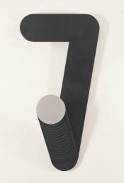Relief 17, 1965 Holz, schwarz/silber, 155 x 78 x 25 cm Ausstellung»Formen der Farbe«, welche die neuen künstlerischen Ausdrucksformen im Kontext der amerikanischen und europäischen Gegenwartskunst