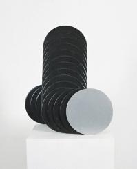 Schichtung 36dII, 1969 (»In der Ebene«) Holz, schwarz/silber, 70 x 65 x 25 cm Gestaltungsprinzips eines raumplastischen Volumens mit mehrteiligen Konstruktionen gegenüber dem die Bildhauerei