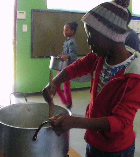 KOCHEN Im Zenter lernen Frauen und Kinder, wie die Zutaten für das lange Garen im WONDER BAG vorzubereiten sind. Es wird gekocht und gemeinsam gegessen.