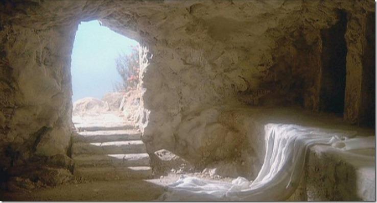 Was sucht ihr den Lebendigen bei den Toten? Lukas 24,5 Als ob es völlig selbstverständlich wäre, dass Jesus nicht mehr im Grab zu finden ist, stellen die zwei Engel diese Frage an die Frauen.