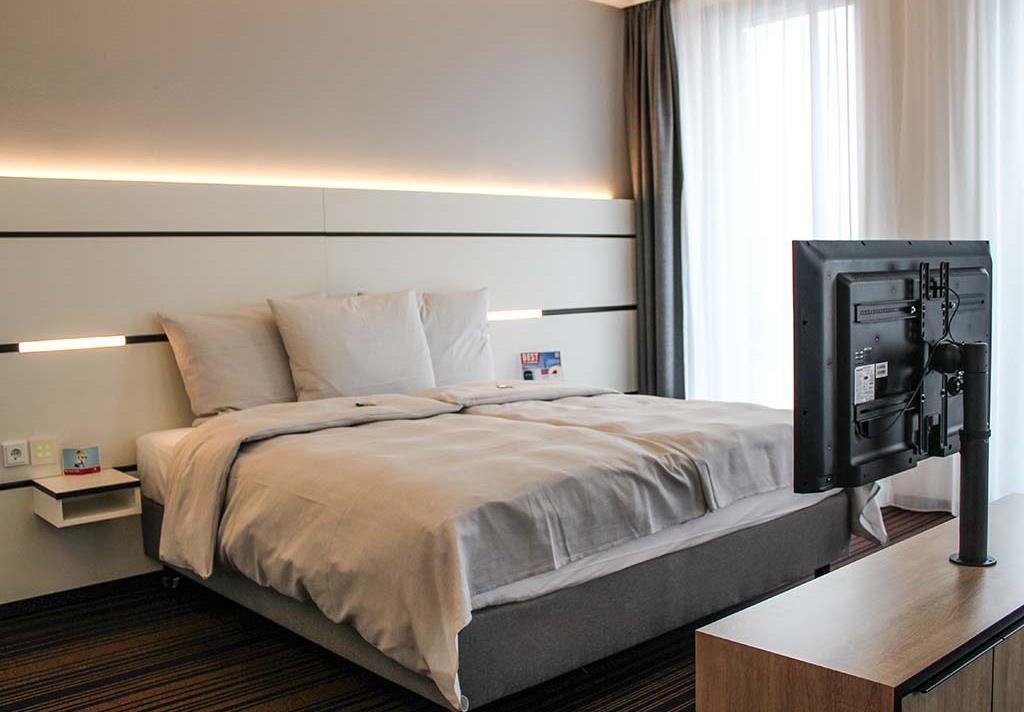 Erholung finden Sie im Wellnessbereich mit Whirlpool Wanne. Im Hyperion Hotel Hamburg stehen komfortable Doppelzimmer sowie großzügige Junior-Suiten und Suiten zur Auswahl.