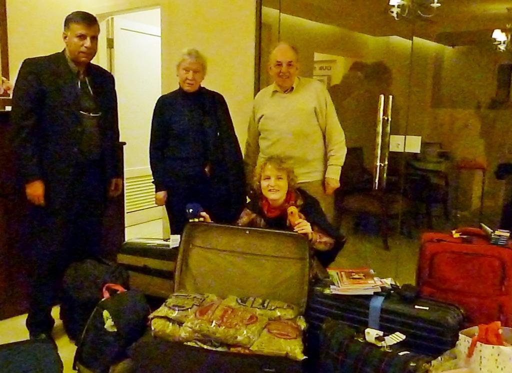 Jetzt können Sie sich die Freude ausrechnen, die unsere vollen Koffer beschert haben. Dazu noch Kleider, die wir an die Ärmsten in Jordanien weitergeleitet haben.