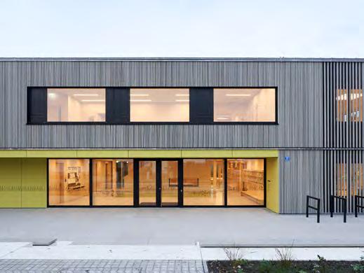 öffnet. Die innenräumliche Wirkung des Hauses wird von den Sichtoberflächen der Massivholz-Konstruktion in feiner Texturierung geprägt.