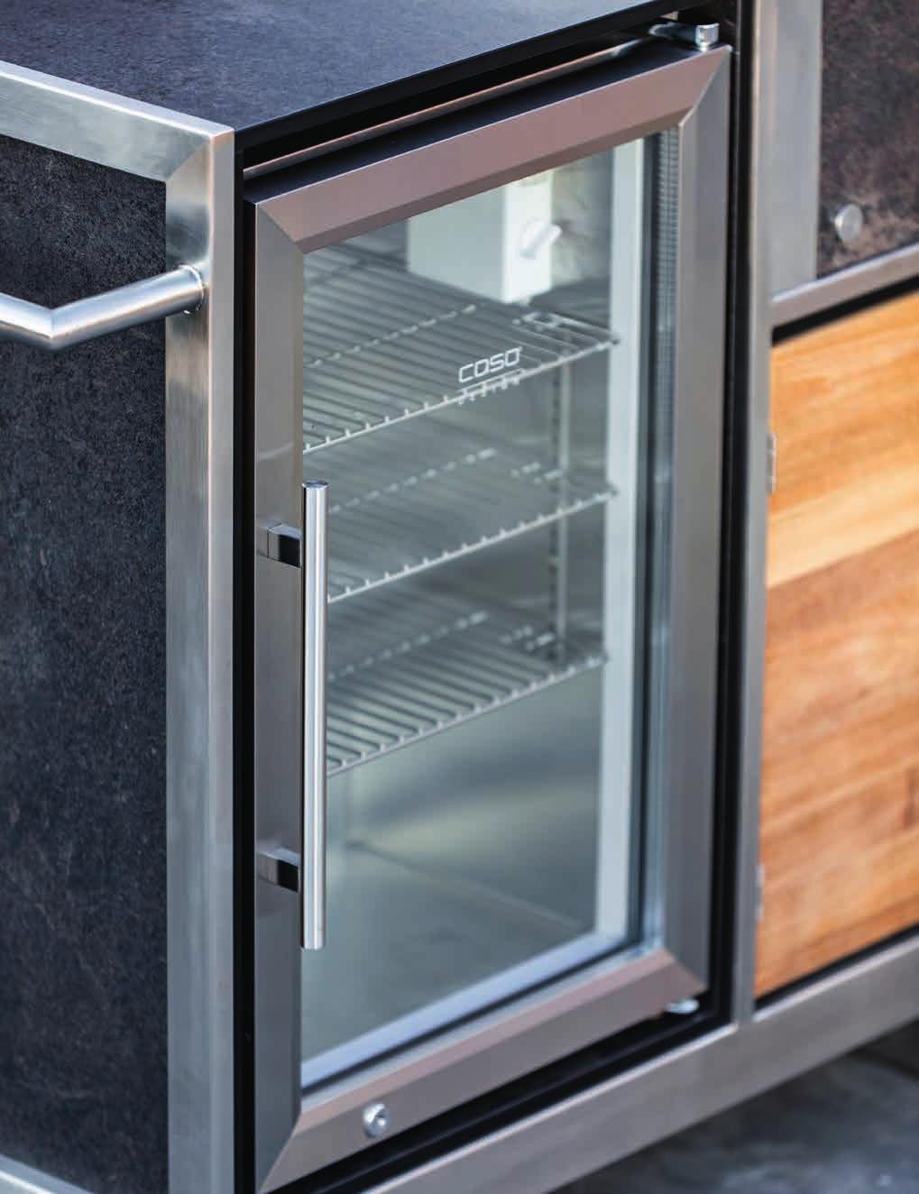 outdoorfähigem Kühlschrank mit integrierter Innenbeleuchtung rechtsseitig Vorratschrank für 11 kg Gasflasche optional mit praktischem Auszug, mit bis zu 90 kg belastbar Spül-Wagen mit