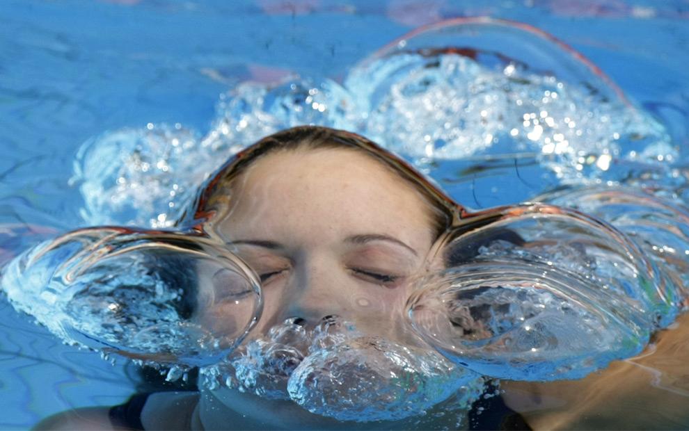 gereinigt Wir taufen mit Wasser, weil Wasser reinigt. Manchmal produzieren wir Dreck und Schmutz in unserem Leben: Wir lassen Gott links liegen und leben unser eigenes Leben.