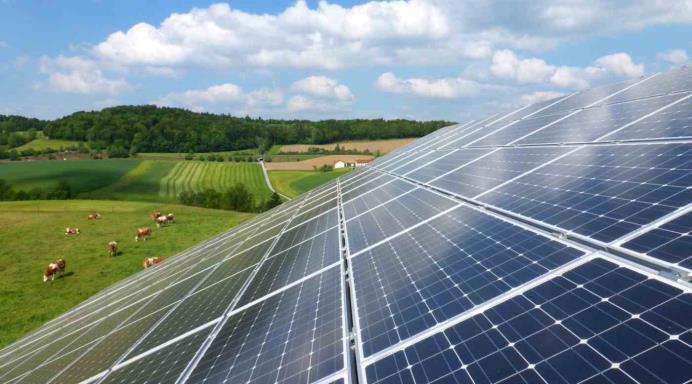 1. Einleitung Grundlagen einer Photovoltaik Anlage PV ist die Gewinnung von eklektischer Energie aus Sonnenenergie Gehört zur Familie der Regenerativen