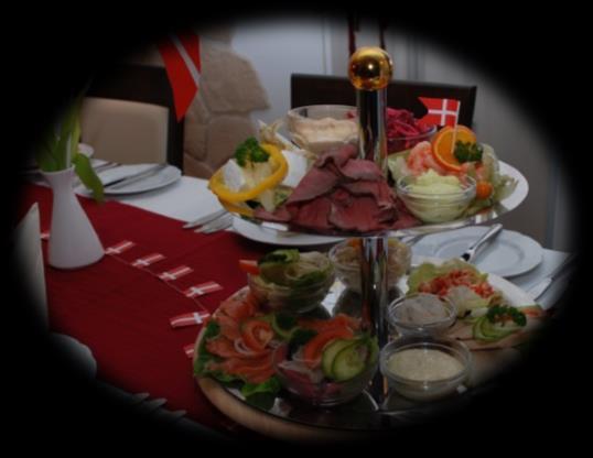 Frokostplatte Essen auf traditionelle dänische Art (Preis pro Person) Genießen Sie unsere Frokostplatte mit drei warmen Gängen: Frokostplatte mit: dänischen Heringen, hausgebeiztem Lachs,