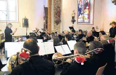 Weihnachtskonzert des Musikvereins Bredenborn Bredenborner Weihnachtskonzert mit großen und kleinen Musikern Erhielten viel Applaus: Die Musiker des Musikvereins Bredenborn.