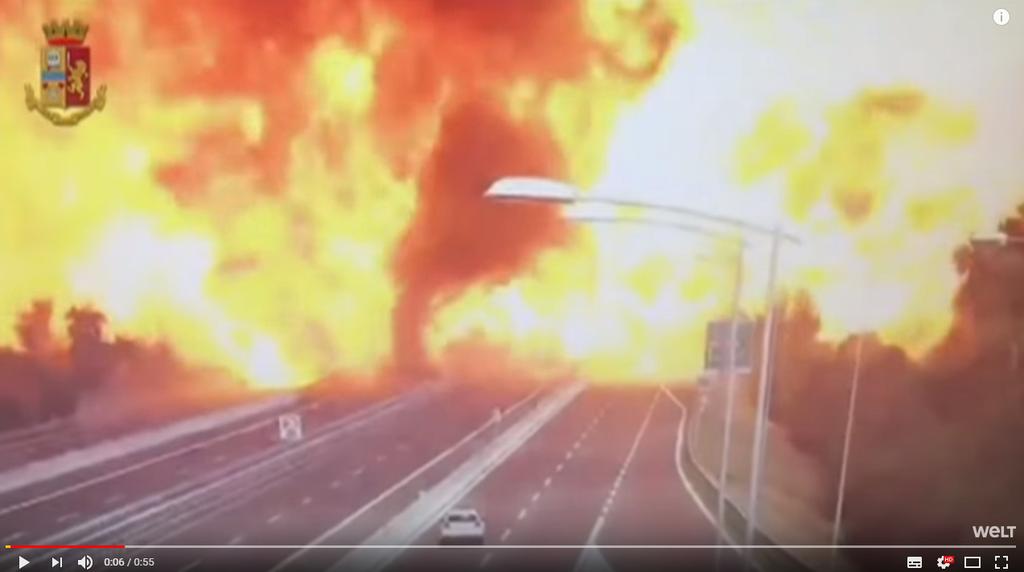 Als die Autobahn schon evakuiert ist, gibt es eine noch heftigere Explosion (s.u.).