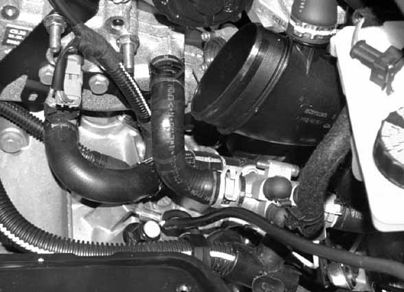Thermo Top C, E Peugeot 06 Wassereinbindung bei,0 l HDI-Diesel - Von dem im Lieferumfang beiliegenden Wasserschlauch Schlauchstücke wie in Bild 47 dargestellt ablängen: Abschnitt x 0 mm + 90 -Bogen