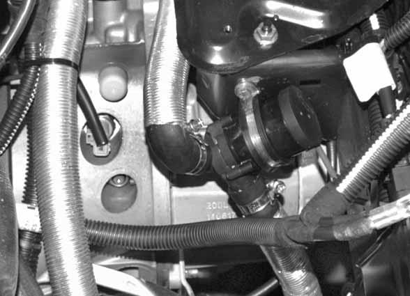 Thermo Top C, E Peugeot 06 Wassereinbindung bei,0 l Benzin - Von dem im Lieferumfang beiliegenden Wasserschlauch Schlauchstücke wie in Bild 54 dargestellt ablängen: Abschnitt x 60 mm + 90 -Bogen