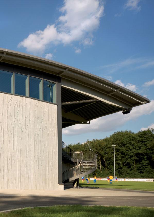 NOE report 157 3 Das Auwald Sportzentrum der Gemeinde Grundremmingen wurde von dem Büro Schuster Engineering GmbH aus Neuburg a. d. Kammel geplant und zeichnet sich durch seine harmonische an die Umgebung angepasste Architektur aus.